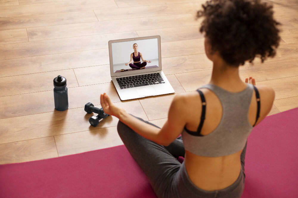 medium-shot-woman-working-out-with-laptop (1)